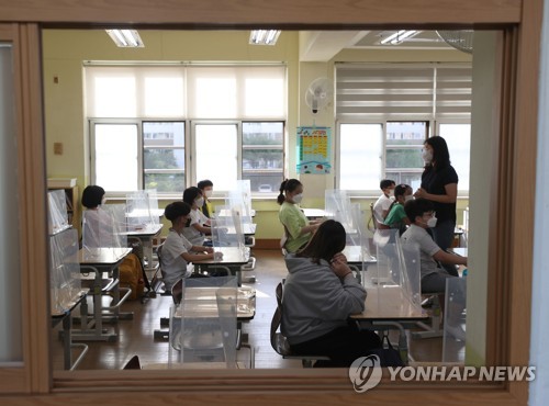 사회적 거리두기 4단계 지역 대면수업이 확대된 6일 오전 서울 성북구 번동초등학교에서 학생들이 수업을 듣고 있다. [연합뉴스]