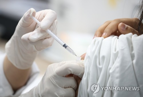 7일 오후 서울 마포구민체육센터 코로나19 예방접종센터에서 의료진이 화이자 백신을 접종하고 있다. [연합뉴스]