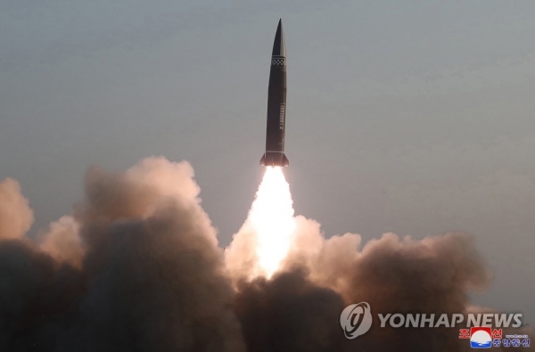 북한이 15일 탄도미사일 2발을 발사했다. 사진은 지난 3월 25일 새로 개발한 신형전술유도탄 시험발사 모습. [연합뉴스]