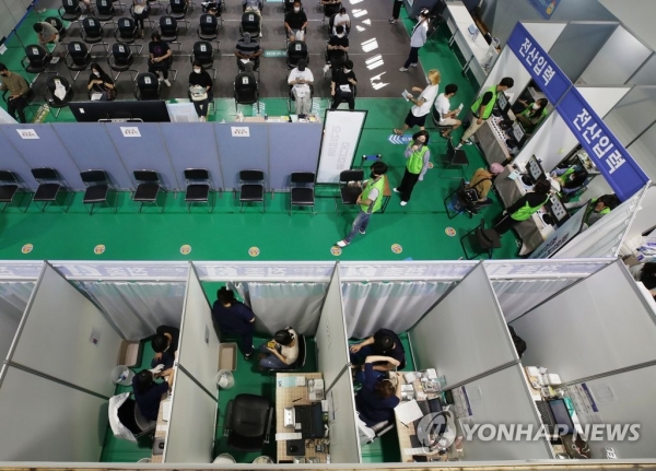 15일 오후 서울 서대문구 북아현문화체육센터에 마련된 코로나19 예방접종센터에서 시민들이 백신을 맞고 있다. [사진=연합뉴스]