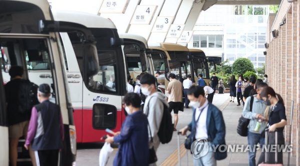 추석 연휴를 이틀 앞둔 16일 오후 서울고속버스터미널에서 귀성객 등 시민들이 버스에 탑승하고 있다. [사진=연합뉴스]