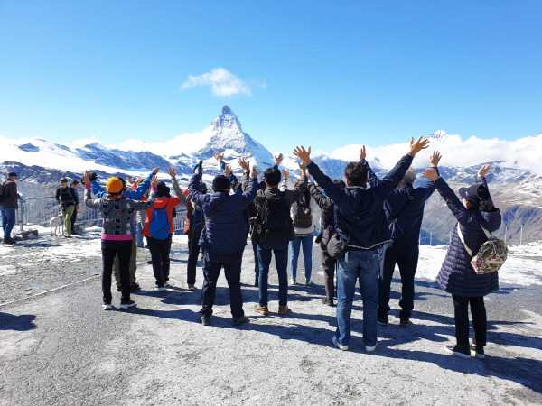 지난 21일 관광객들이 스위스 고르너그라트 전망대에서 장엄한 풍경의 마테호른을 바라보며 환호하고 있다 [사진=롯데관광 제공]
