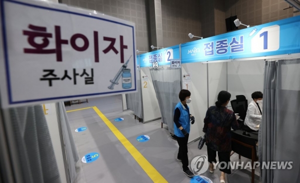6일 오전 서울 마포구민체육센터에 마련된 코로나19 예방접종센터에서 시민들이 백신 접종을 위해 접종실로 향하고 있다. [사진=연합뉴스]