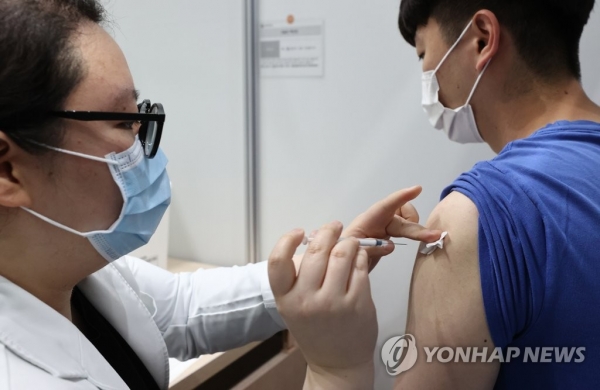 지난 6일 오전 서울 마포구민체육센터에 마련된 코로나19 예방접종센터를 찾은 시민이 백신을 접종하고 있다. [사진=연합뉴스]