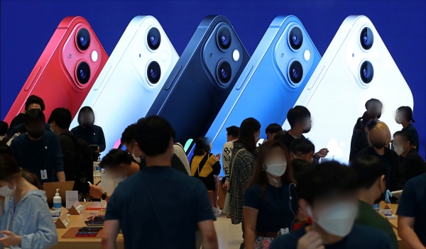 애플 신형 스마트폰인 아이폰13 시리즈 판매가 시작된 8일 오후 서울 강남구 가로수길 애플스토어에서 시민들이 제품을 살펴보고 있다. [공동취재=연합뉴스]