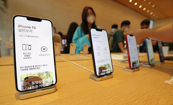 애플 신형 스마트폰인 아이폰13 시리즈 판매가 시작된 8일 오후 서울 강남구 가로수길 애플스토어에서 시민들이 제품을 살펴보고 있다. [연합뉴스]