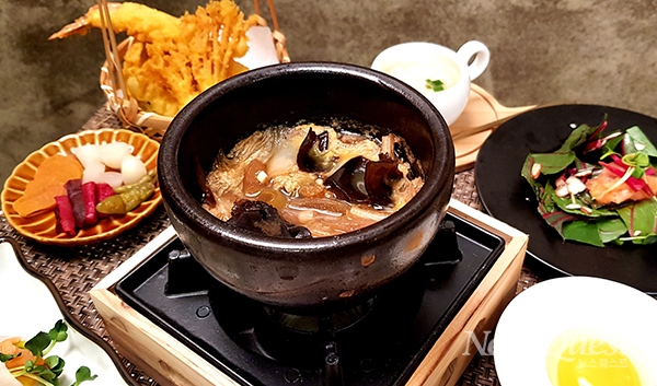 흑돼지 앞다릿살과 달큰한 제주 배추를 넣어 끓인 일본식 흑돼지 전골