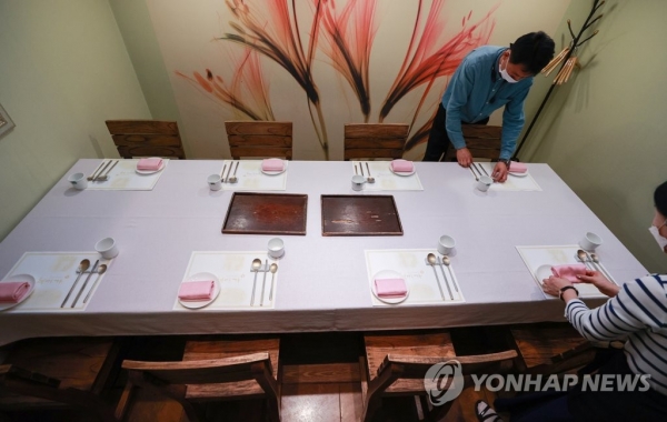 15일 오후 서울 서초구의 한정식 집 '채미가'에서 최태영 전무이사와 직원이 8인 단체석 테이블을 세팅하고 있다. [사진=연합뉴스]