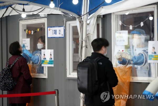 18일 오전 서울역 광장에 마련된 중구임시선별검사소에서 시민들이 검사를 받고 있다. [사진=연합뉴스]