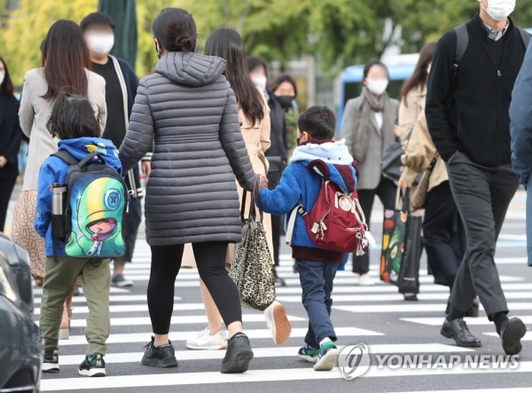 18일 오전 서울 광화문 사거리. 초겨울 추위에 시민들이 두꺼운 옷차림으로 발걸음을 재촉하고 있다. [사진=연합뉴스]