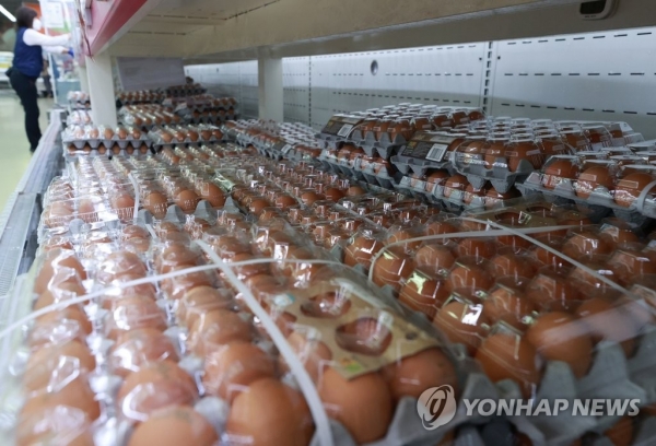 서울의 한 마트에 달걀이 진열돼 있다.이날 통계청이 발표한 소비자물가 동향에 따르면 9월 소비자물가지수는 108.83(2015년=100)으로 지난해 같은 달보다 2.5% 상승했다.품목별로 보면 달걀(43.4%)이 오르는 등 농축수산물이 1년 전보다 3.7% 상승했다. 유가와 우윳값 상승 등이 영향을 미쳐 가공식품은 2.5% 올랐다. [사진=연합뉴스]