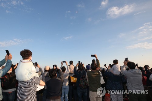 ​21일 오후 전남 고흥군 봉남등대 전망대에서 시민들이 한국형 발사체 누리호(KSLV-II) 발사 장면을 지켜보고 있다. [연합뉴스] ​