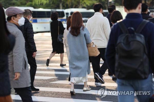 서울 종로구 광화문네거리에서 두꺼운 외투를 입은 시민이 이동하고 있다. [사진=연합뉴스]