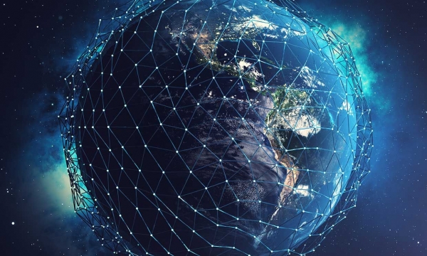 아마존은 내년 4분기 중에 인터넷 위성을 발사할 계획이라고 밝혔다. 스페이스X 선점 인터넷 위성 시장에 도전장 던져 새로운 우주전쟁이 시작될 전망이다. [사진: IEEE]