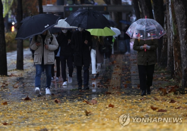 전국적으로 바람을 동반한 강한 비가 내린 8일 오전 서울 시청역 인근에서 시민들이 우산을 쓰고 이동하고 있다. [사진=연합뉴스]