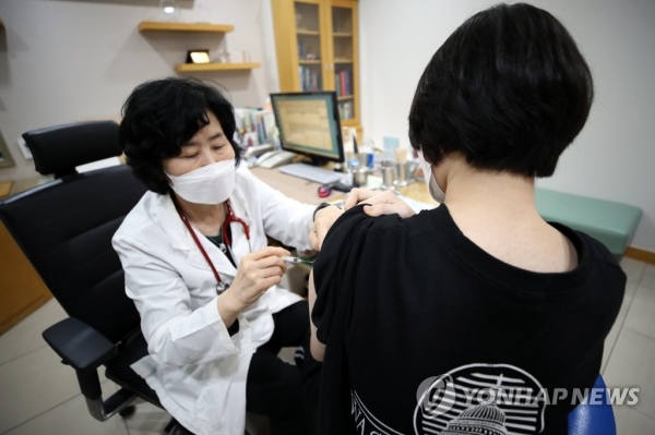 지난 1일 오후 서울의 한 소아청소년과 의원에서 청소년이  코로나19 백신을 접종받고 있다. [사진=연합뉴스]
