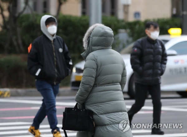 기온이 떨어지며 쌀쌀한 초겨울 날씨를 보인 지난 11일 오전 서울 종로구 세종로네거리에서 시민들이 발걸음을 서두르고 있다. [사진=연합뉴스]