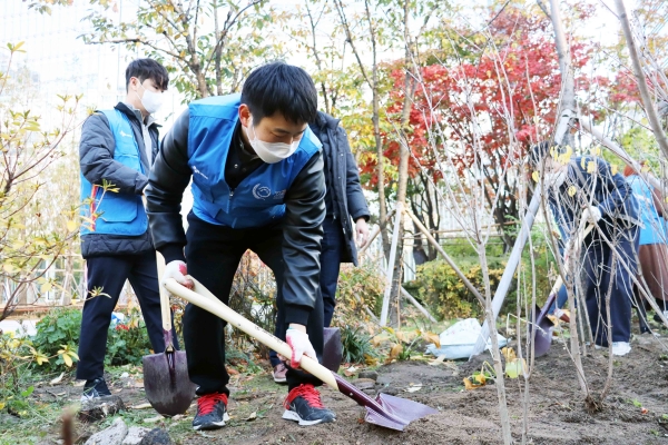 CJ대한통운 직원들이 서울시 중구 삼각동에 위치한 한빛공원에서 나무를 심고 있다. [CJ대한통운 제공]