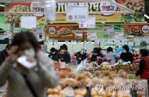 서울의 한 대형마트에서 시민들이 장을 보고 있다. [연합뉴스]