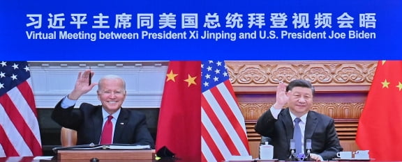 16일 조 바이든 미국 대통령(좌)과 시진핑 중국 국가주석(우)이 194분에 이르는 첫 화상 정상회담을 했다. [사진=신화 연합뉴스]