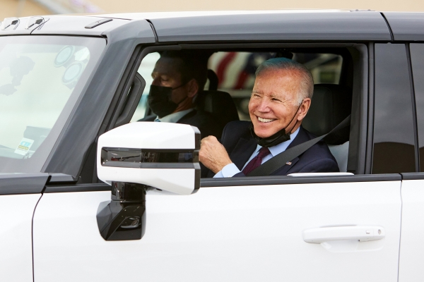 17일(현지시간) 조 바이든 대통령은 GM 전기차 조립공장을 찾아 전기 픽업트럭 '허머'(Hummer)를 시승했다. [사진=GM]