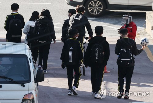 수도권을 포함한 전국의 유치원·초등·중·고등학교 학생들이 다음 달 22일부터 전면 등교한다. 29일 오후 서울 시내 한 중학교 학생들이 하교하고 있다. [연합뉴스]