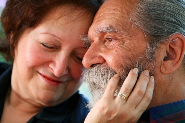 늙을수록 사랑도 깊어 간다. 오래된 커플은 신체적으로 가까이할 때 심박수도 같아지는 것으로 나타났다. [사진=wikipedia]