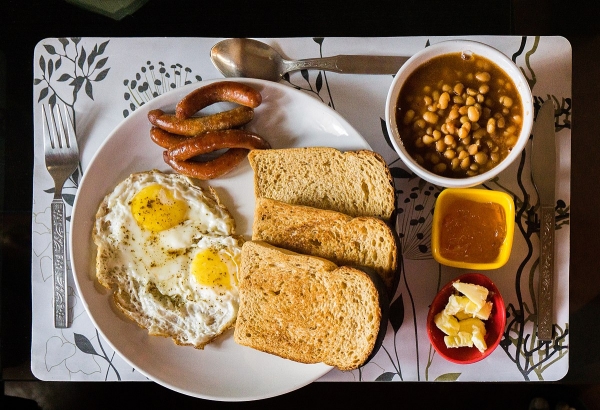 저녁보다 아침을 많이 먹는 것이 건강에 좋다는 연구결과가 나왔다. ‘큰 아침’은 ‘큰 저녁’에 비해 열량이 두배 이상 소비돼 비만과 고혈당 예방에 좋다. [Wikipedia]