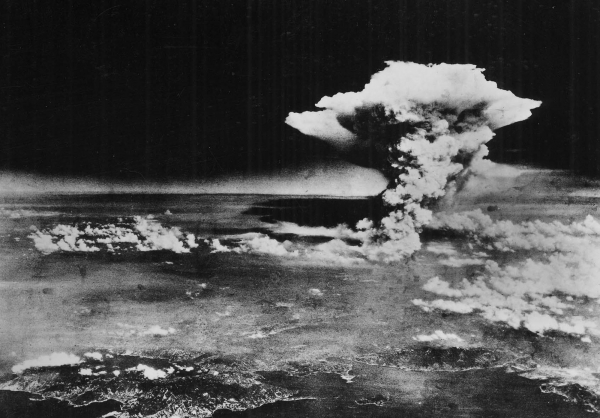 1945년 일본 히로시마에 투하된 원자폭탄 구름의 모습. 이후 방사선은 그 이점에도 불구하고 계속 비난의 대상이 돼왔다. [사진=wikipedia]