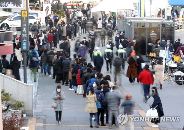 지난 25일 오후 서울역 광장에 마련된 신종 코로나바이러스 감염증(코로나19) 임시 선별검사소에서 검사를 받으려는 시민들이 줄을 서고 있다. [사진=연합뉴스]
