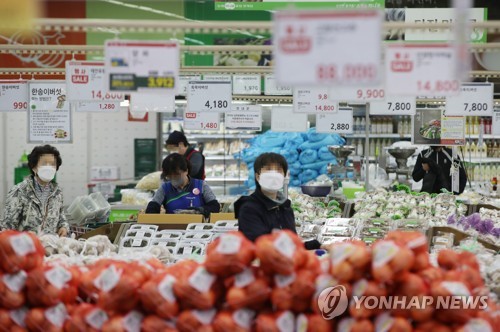 2일 서울의 한 대형마트에서 시민들이 장을 보고 있다. 지난달 소비자물가가 3.2% 올라 9년 9개월 만에 최고 상승률을 기록했다. [연합뉴스]