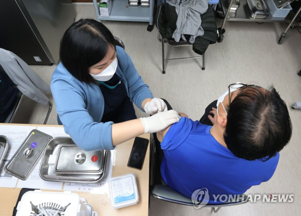 지난 13일 서울 양천구 홍익병원에서 한 시민이 코로나19 백신접종을 받고 있다. [사진=연합뉴스]