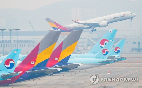 인천국제공항 주기장에 대한항공과 아시아나항공 여객기가 나란히 서 있다. [사진=연합뉴스]