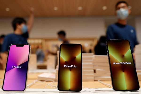 중국 베이지 애플 스토어에서 시민들이 아이폰13 시리즈 모델을 살펴보고 있다. [로이터=연합뉴스]