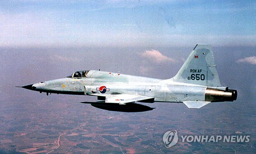 훈련 중인 F-5E 전투기. [연합뉴스]