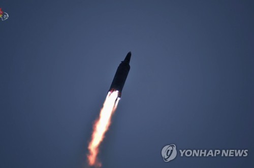 지난 11일 북한에서 발사한 극초음속미사일이 비행하는 모습을 조선중앙TV가 12일 보도했다. 발사 장소는 자강도로 알려졌다. [사진=연합뉴스]
