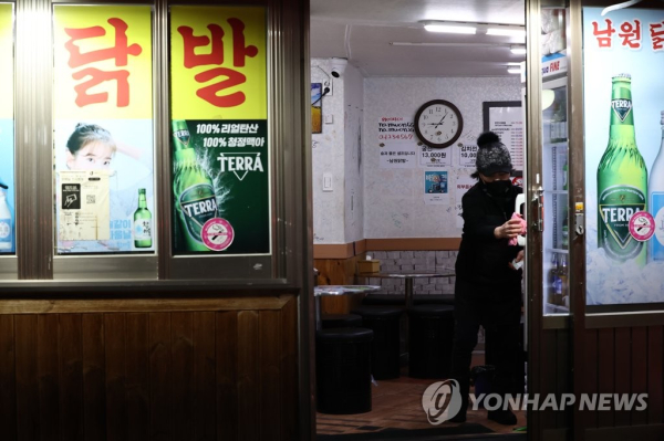 6일 저녁 9시 서울 신당동 백학시장에서 자영업자들이 식당·카페 등의 영업시간을 오후 9시까지로 하는 현행 사회적 거리두기에 반발하며 점등시위를 하고 있다.