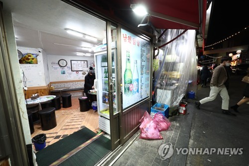 서울 신당동 백학시장에 있는 식당이 텅 비어 있다. [연합뉴스]