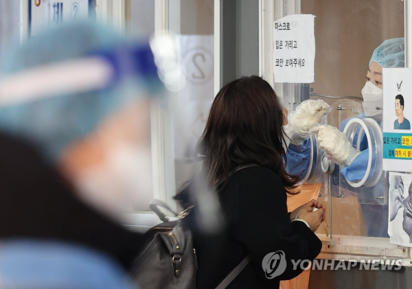 17일 오전 서울 중구 서울역 코로나19 임시 선별검사소에서 시민들이 검사를 받고 있다. [사진=연합뉴스]