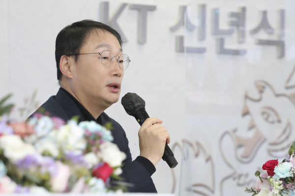 KT가 지난 3일 서울 광화문 사옥에서 구현모 대표와 최장복 노조위원장이 참석한 가운데 라이브 랜선 신년식을 개최했다고 밝혔다. 사진은 신년사하는 구현모 대표. [KT 제공]