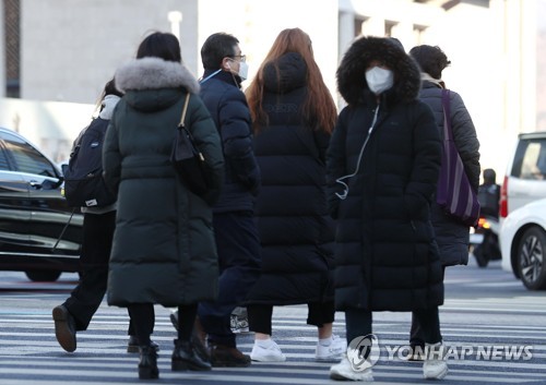 4일 오전 두꺼운 복장을 한 시민들이 서울 광화문역 인근 거리를 걷고 있다. 이날은 절기상 봄이 시작된다는 입춘이지만 전국 대부분 지역에는 강추위가 이어지고 있다. [연합뉴스]