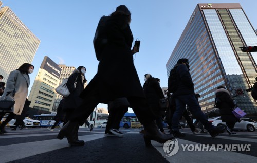 직장인들이 서울 광화문 네거리 횡단보도를 건너 출근하고 있다. [연합뉴스]