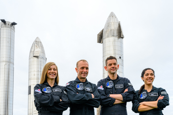 미국의 억만장자 사업가 재러드 아이잭먼(오른쪽에서 두 번째)은 14일(현지시간) 스페이스X의 '폴라리스' 우주여행 계획을 공개했다. [폴라리스 홈페이지 갈무리]