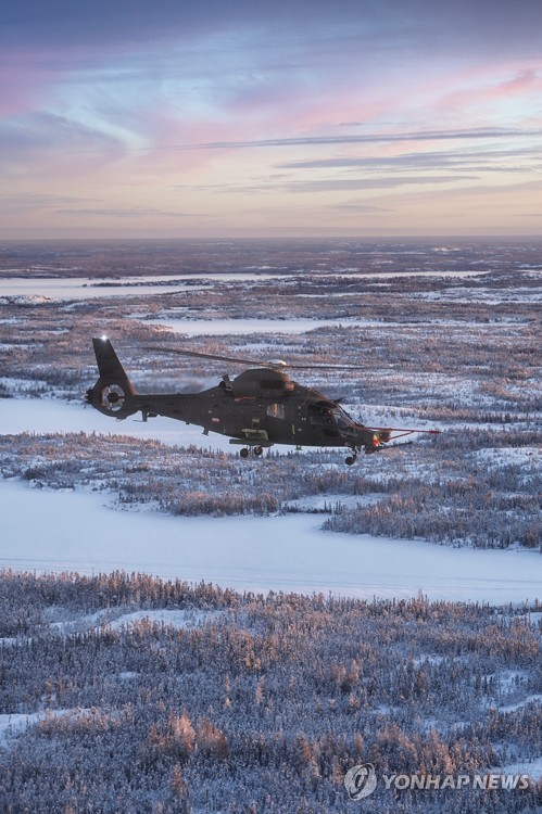 국산 소형무장헬기가 캐나다 옐로나이프에서 시험비행을 하고 있다. [방위사업청 제공=연합뉴스]