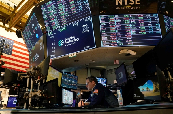 지난 22일(현지시간) 미국 뉴욕 증권거래소(NYSE) 입회장에서 트레이더들이 업무를 처리하고 있다. [사진=AFP/연합뉴스]