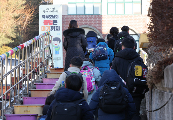 전국 초중고가 개학한 2일 오전 서울 태랑초등학교에서 학생들이 등교하고 있다. [사진=연합뉴스]