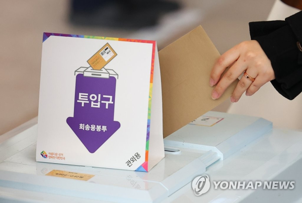 (서울=연합) 20대 대선 사전투표 이틀째인 5일 오전 서울역 대합실에 마련된 사전투표소를 찾은 한 시민이 투표함에 투표용지를 넣고 있다.