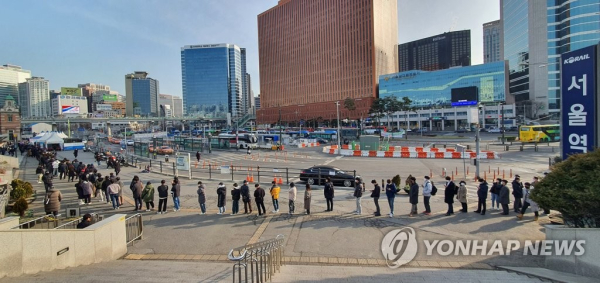 월요일인 7일 아침. 서울역 선별진료소에서 시민들이 신속항원검사 시작을 기다리고 있다. 방역당국에 따르면 이날 0시 현재 신규확진자는 21만. [사진=연합뉴스]