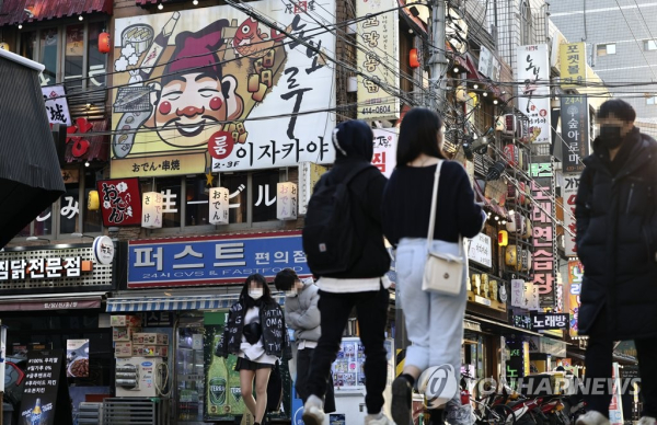 지난 4일 통계청의 2월 소비자물가 동향 발표에 따르면 외식 물가가 6.2% 올라 2008년 12월(6.4%) 이후 가장 큰 상승 폭을 보였다. 사진은 6일 오후 서울 잠실새내역 인근 식당가의 모습. [연합뉴스]