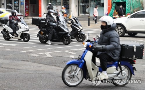 서울 시내에서 배달원들이 오토바이를 타고 이동하고 있다. [연합뉴스]